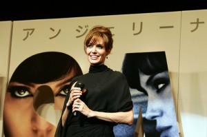 2010__07__Angelina_Jolie_July27_80 300×199.jpg