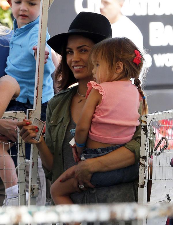 Jenna Dewan Tatum Cuddles Daughter Everly