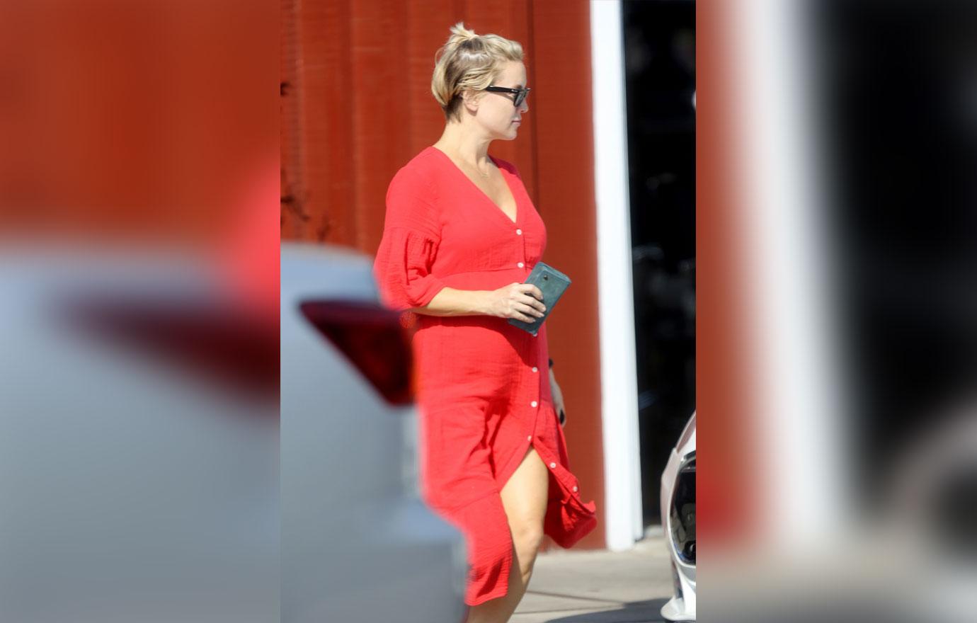 Kate hudson boyfriend danny fujikawa faux baby bump 1