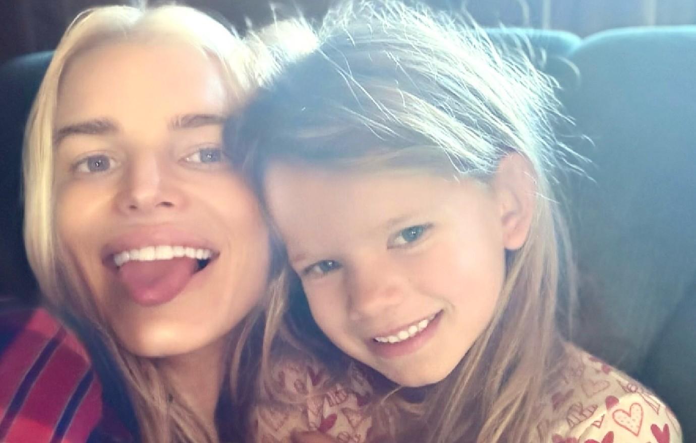 jessica simpson makeup free selfie look alike daughter birdie photo