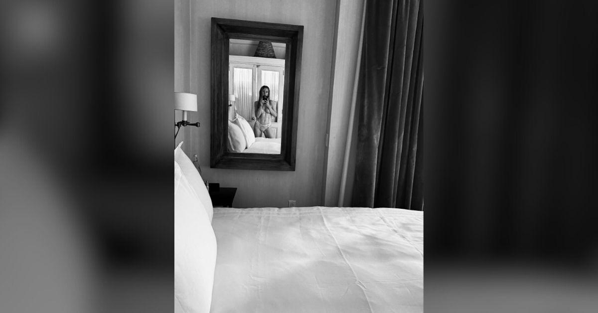 Photo of Ellie Goulding showed off her figure in a topless mirror selfie.