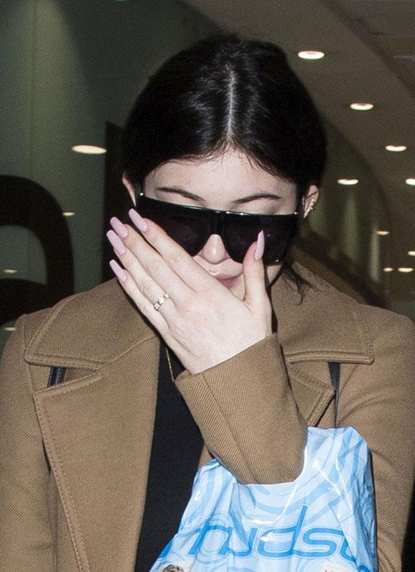 Makeup-Free Kylie Jenner Sports Pimple At LAX – See The Reality Star’s ...