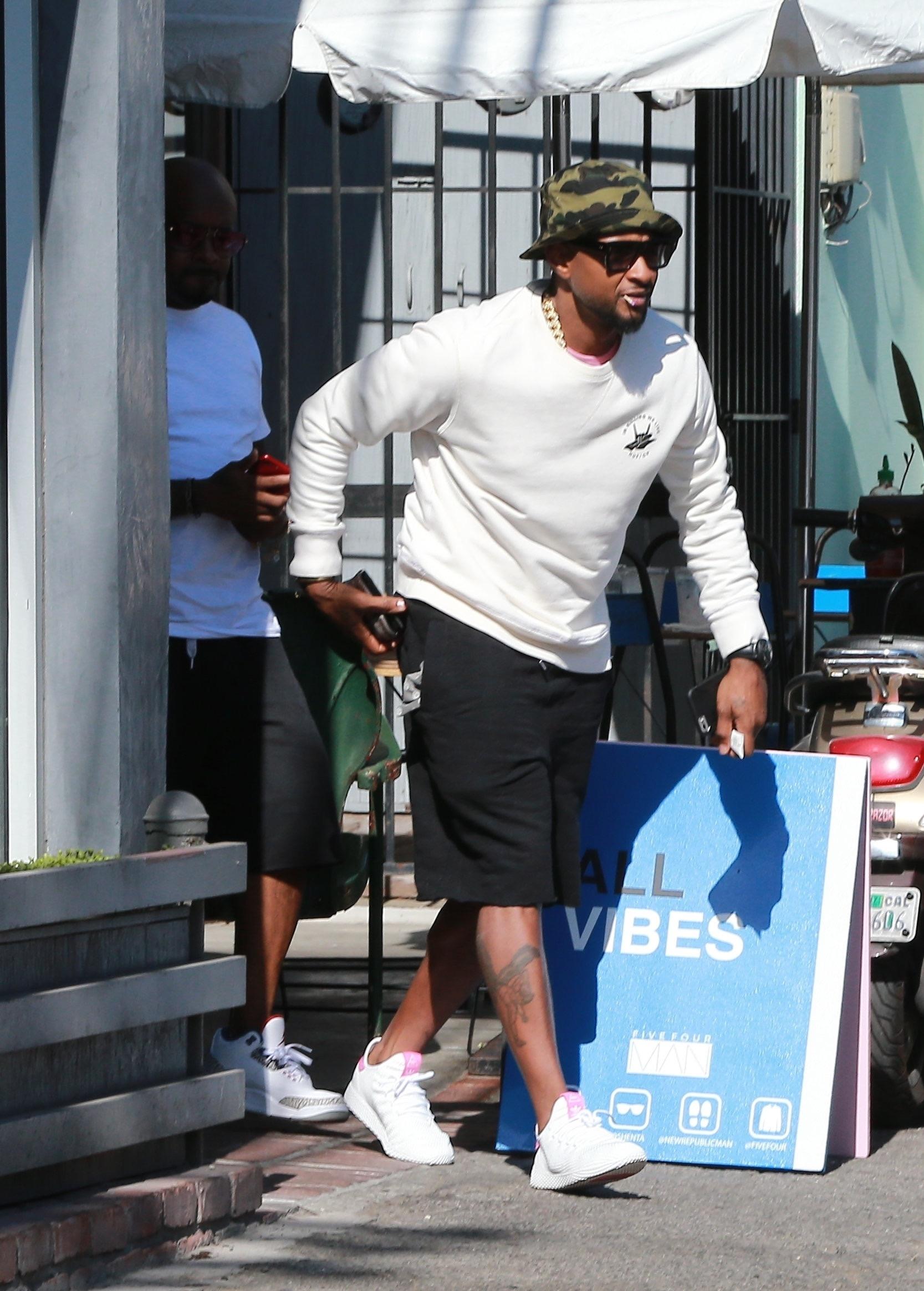 Usher and Jermaine Dupri take a coffee break while working on a new album together