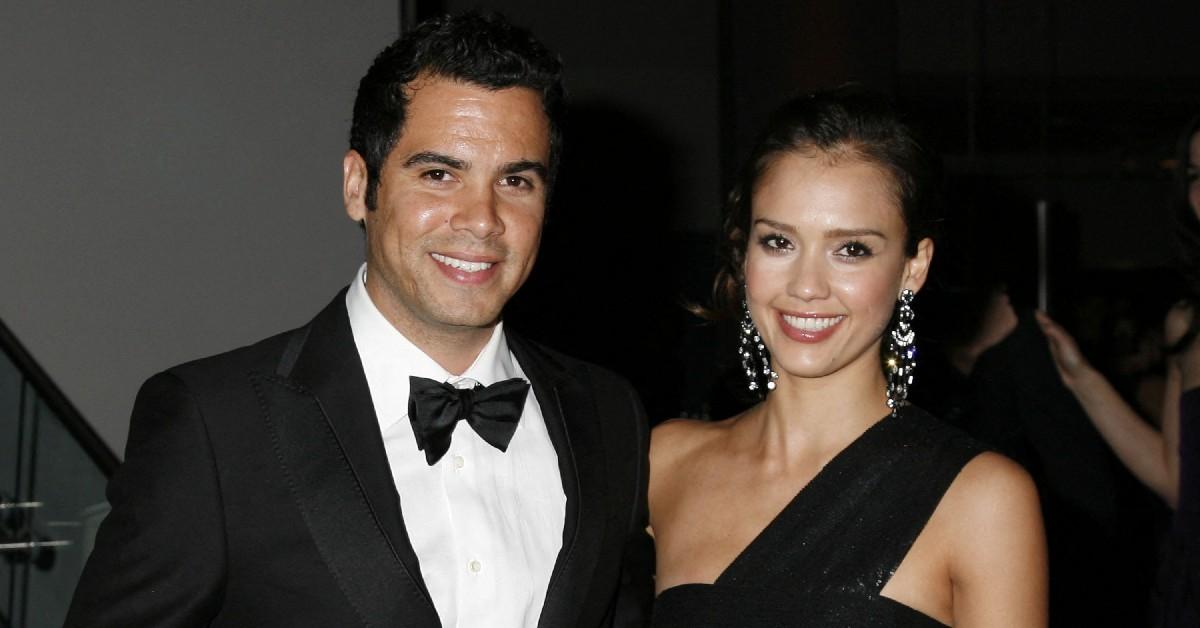 jessica alba ditches wedding ring fireaid concert cash warren split