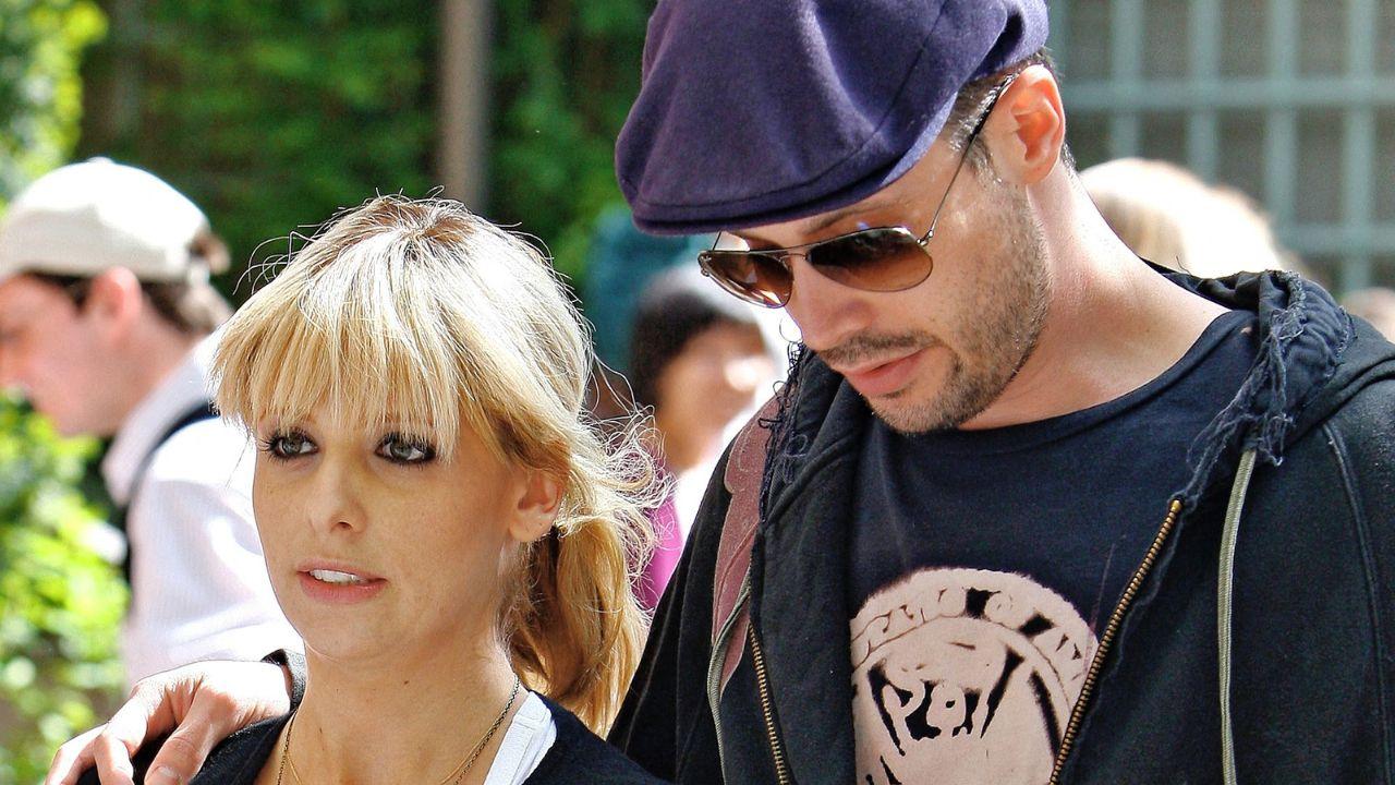 Image of Sarah Michelle Gellar and Freddie Prinze Jr. out for a walk