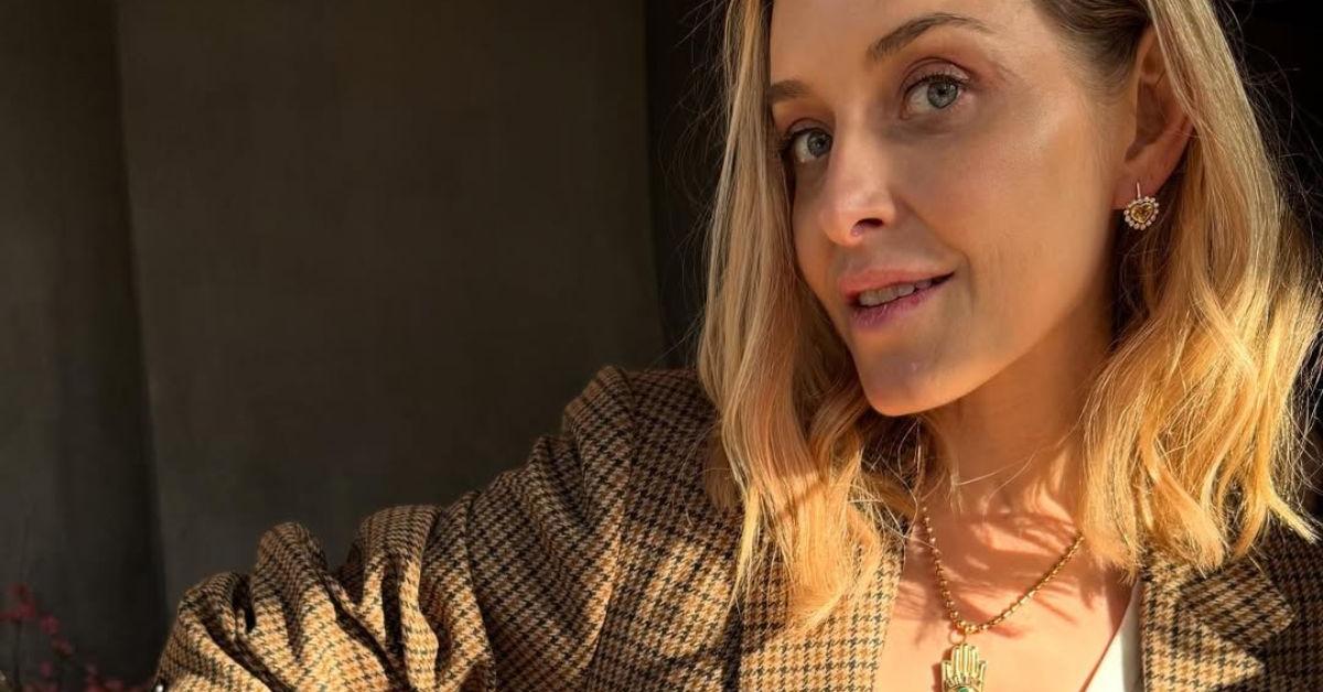 Jenny Mollen Jokes Son Is 'Really The Predator' After Intimate Bed Photo Backlash