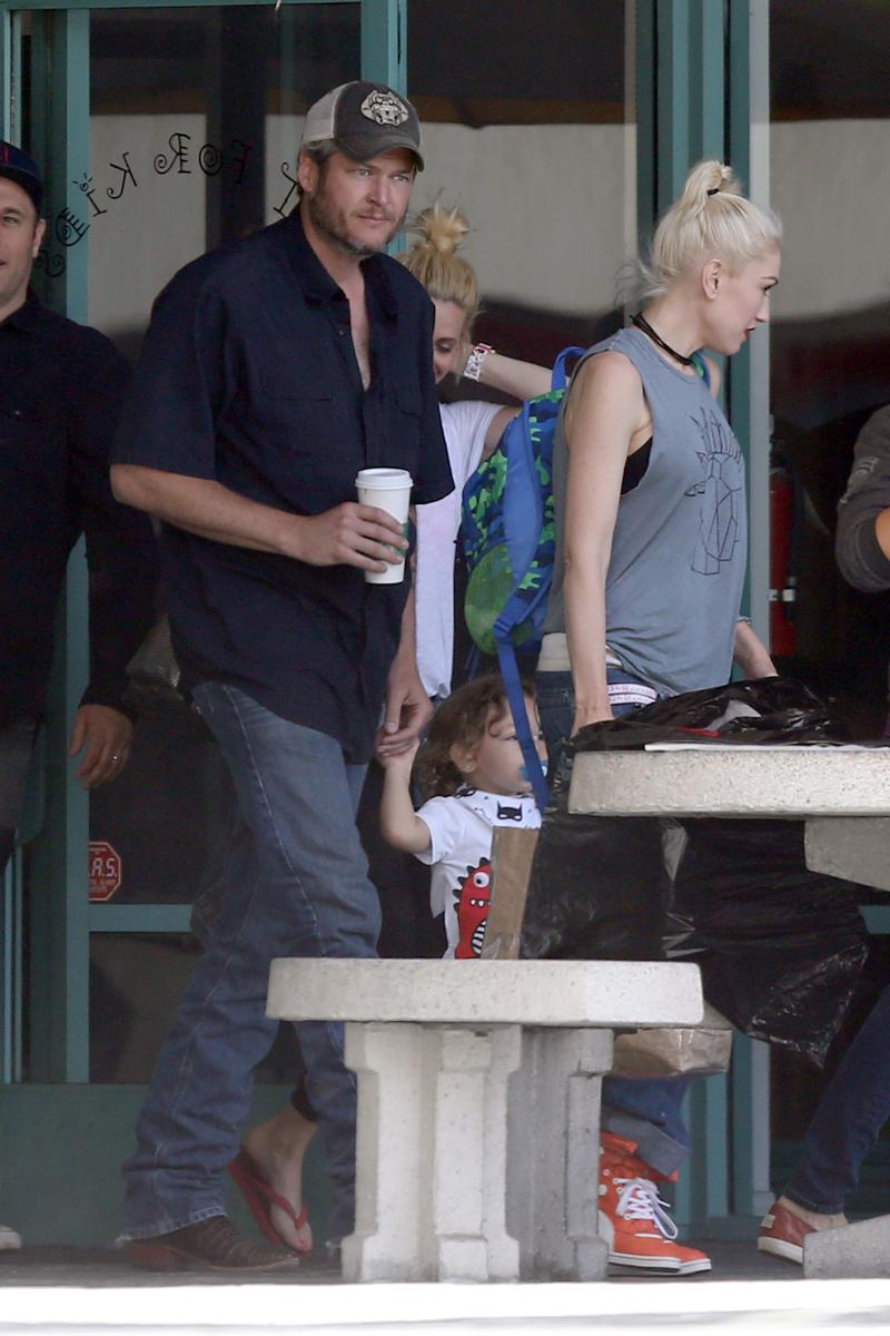 EXCLUSIVE: Gwen Stefani and Blake Shelton exit a kid&#8217;s gym with Gwen&#8217;s son Apollo in Los Angeles, California.