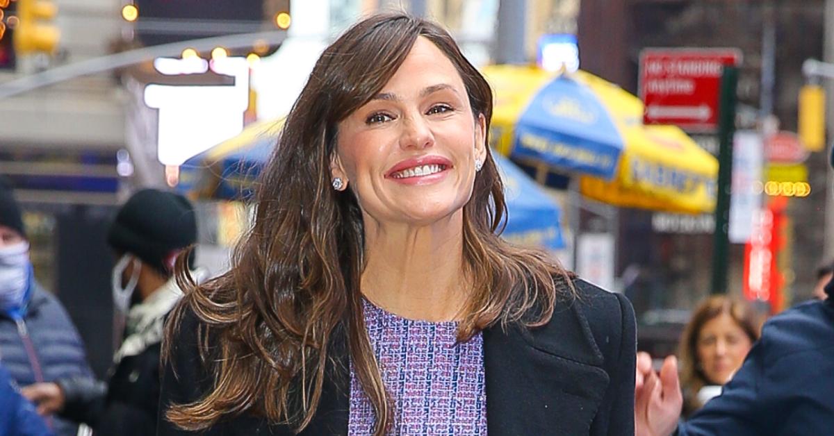 Jennifer Garner Goes Make-Up Free To Greet Friends On 50th Birthday