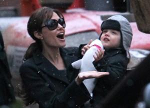 2010__12__Angelina_Jolie_Dec1_60 300×216.jpg