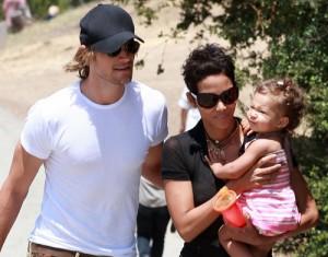2011__01__Halle_Berry_Gabriel_Aubry_Jan31newsnea 300×235.jpg