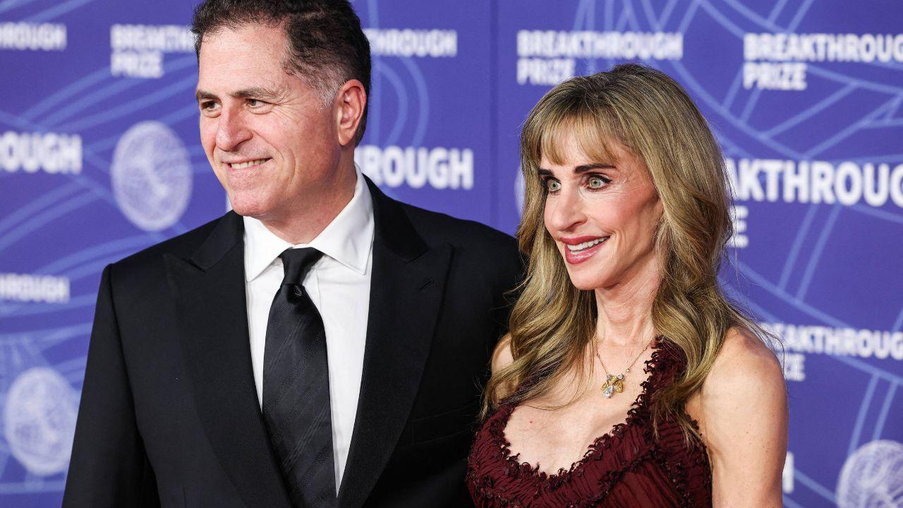 Photo of Dell's appearance baffled commenters. 