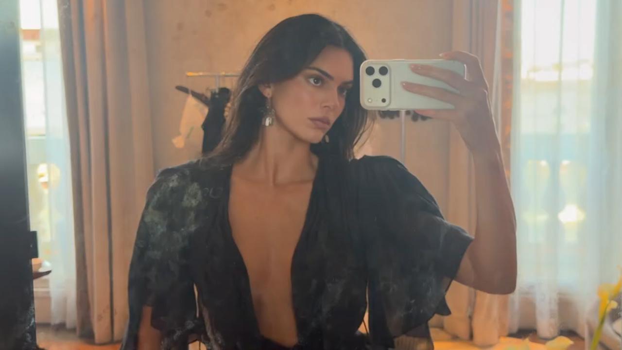 Image of Kendall Jenner wore minimal accessories with the daring dress.