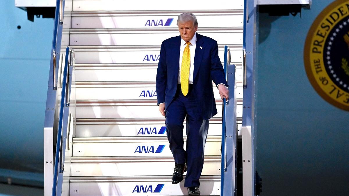image of Donald Trump previously tripped up the stairs of Air Force One. 