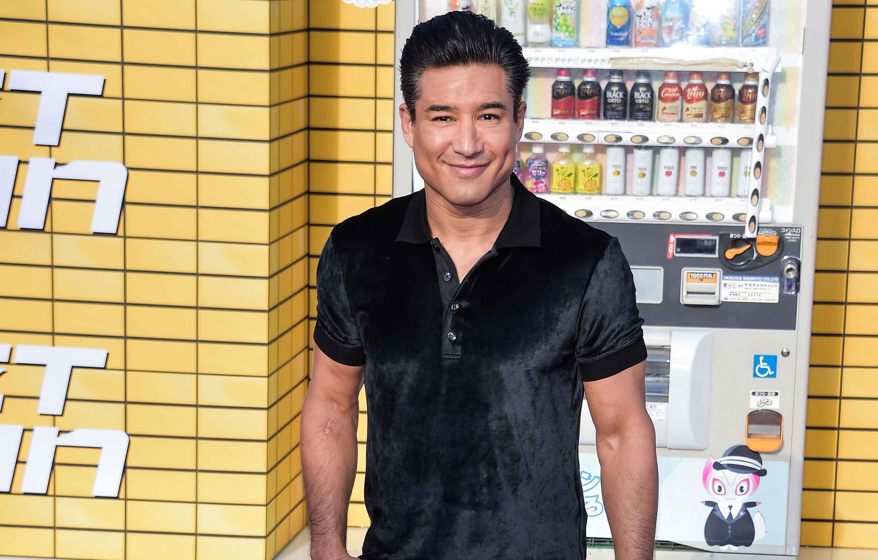 mario lopez hilariously trolls gma stars amy robach tj holmes