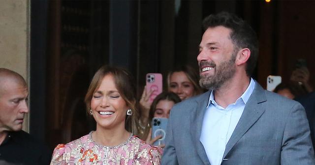 ben affleck grabs mic to serenade guests pp