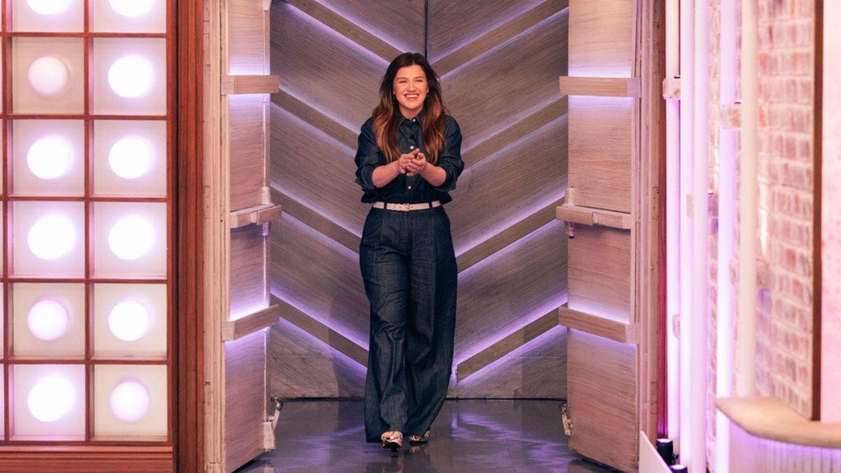 kelly clarkson announces talk show is ending after  seasons what to know