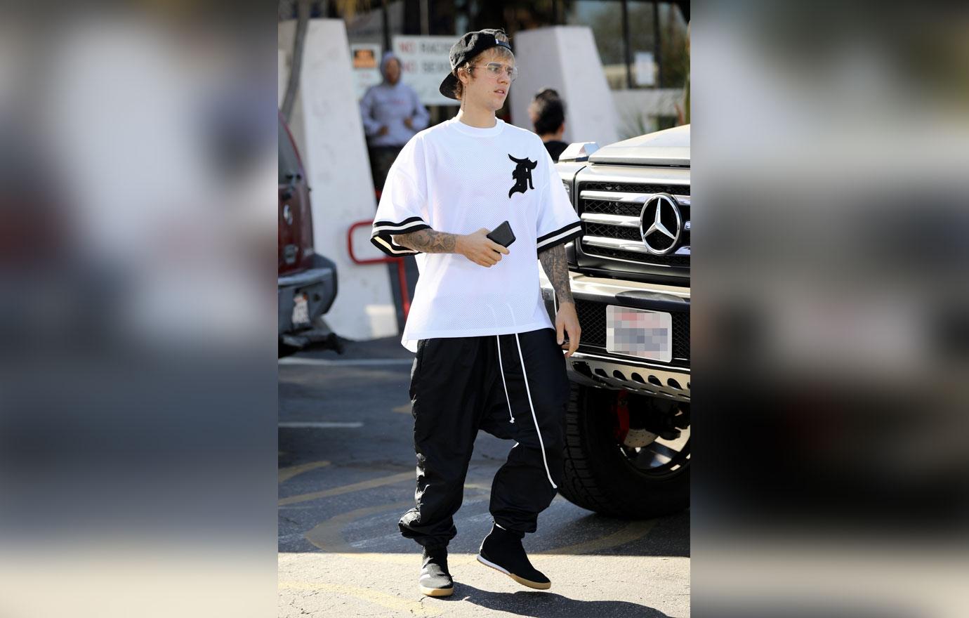 Justin Bieber lectures a Paparazzo before a Dance Class