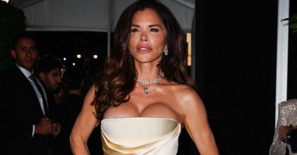 Lauren Sánchez in a plunging dress in Paris