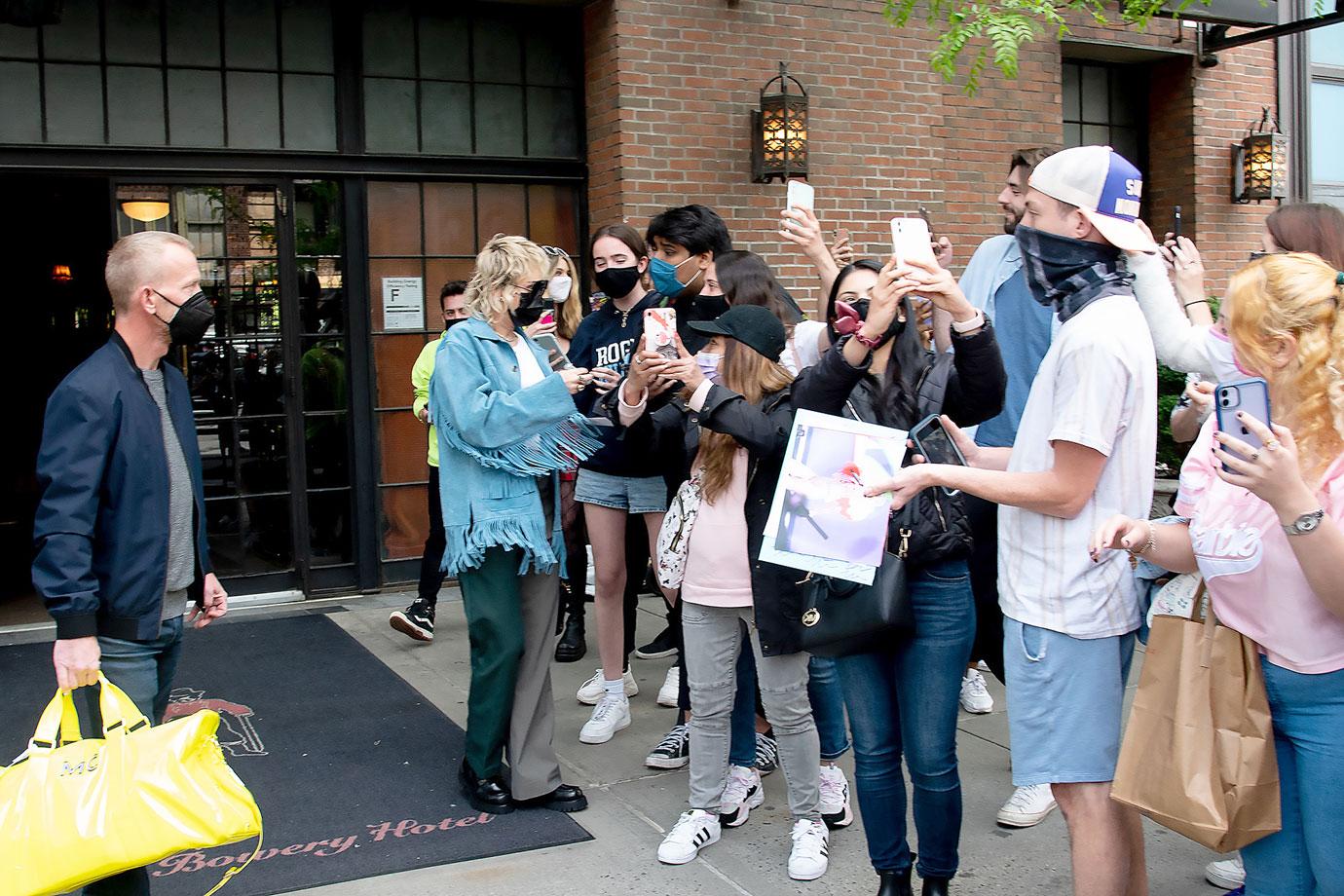 miley cyrus mobbed by fans as she returns to hotel in nyc