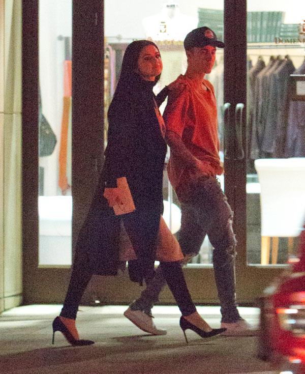 Justin bieber selena gomez stroll dating back together 01