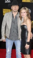 2009__12__holidayjasonaldean 127&#215;225.jpg