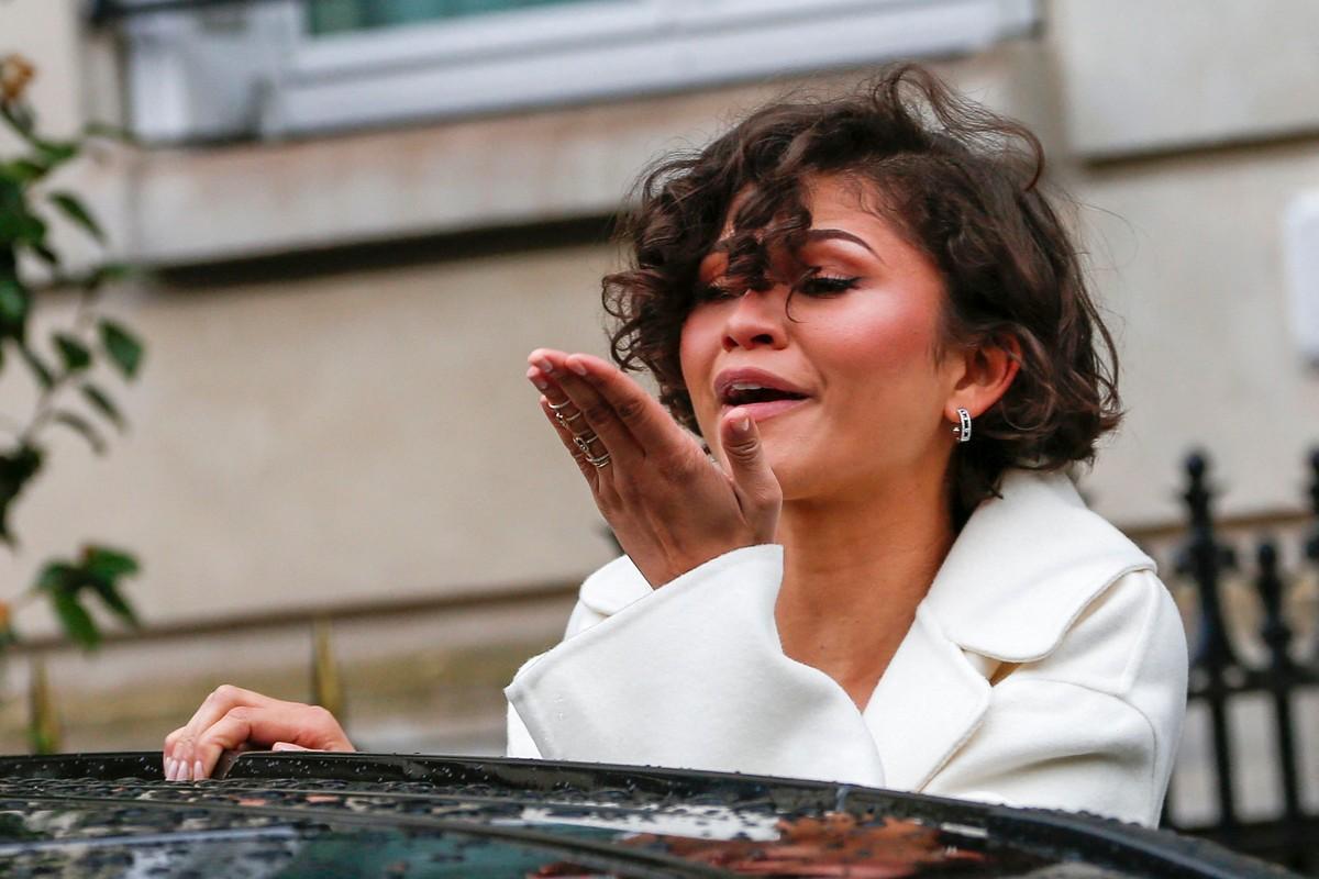 Photo of Zendaya blew a kiss before stepping inside the vehicle.