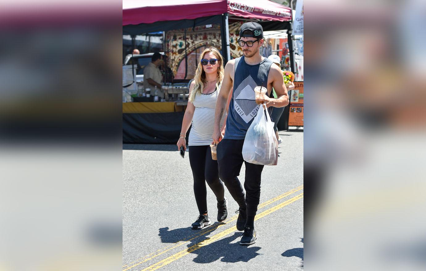 Pregnant hilary duff hit up farmers market 4