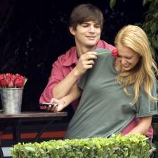 2010__02__Ashton_Kutcher_Jessica_Alba_Feb3newsne 225×224.jpg