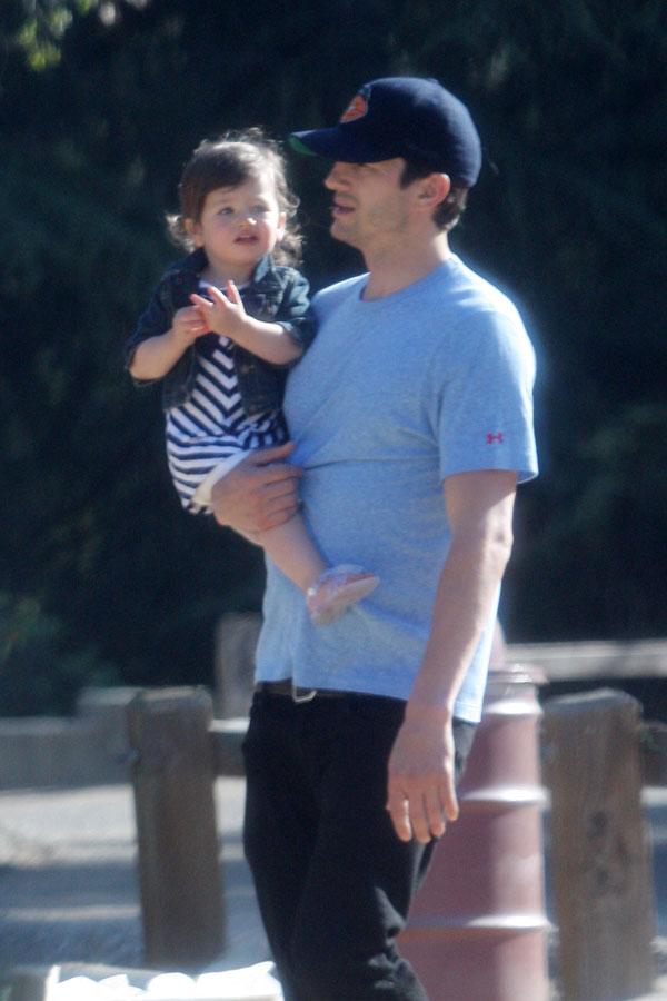 mila kunis ashton kutcher daughter wyatt