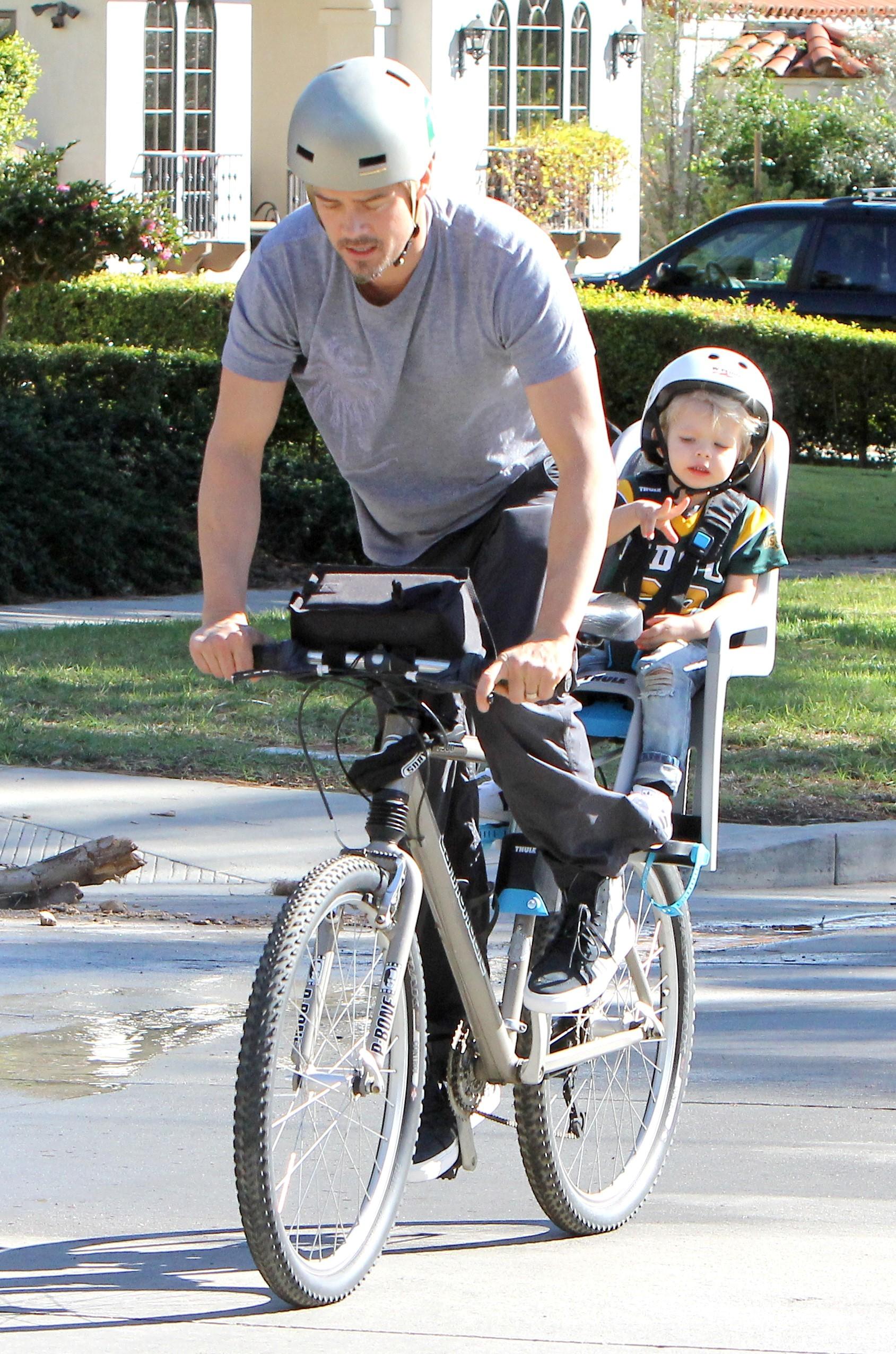 Josh duhamel bike ride son axl 01