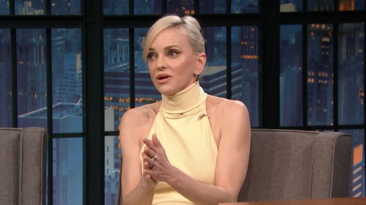 Image of Anna Faris left anonymous comments for Seth Meyers.