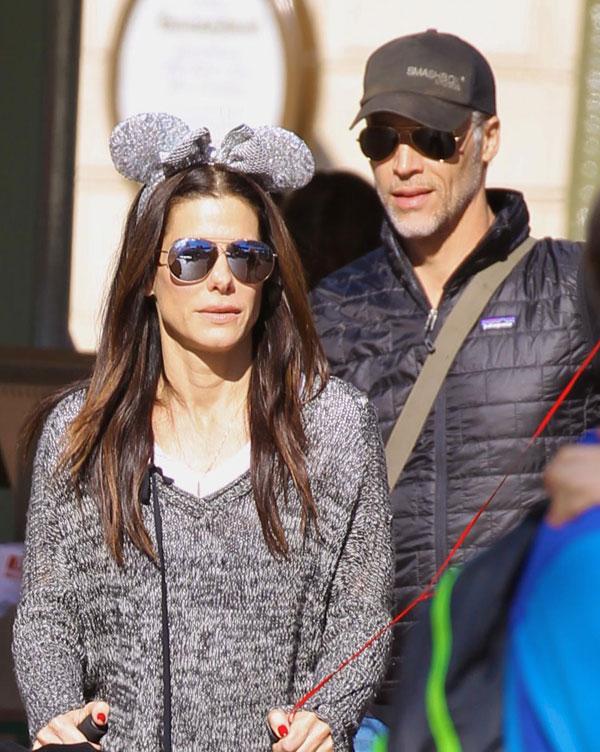 https://media.okmagazine.com/brand-img/EFR7qkDjA/0x0/2015/12/sandra-bullock-boyfriend-bryan-randall-disney-adopted-daughter.jpg