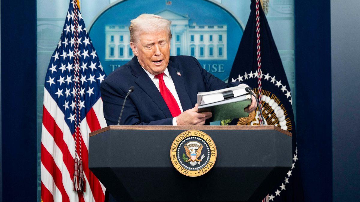 image of Donald Trump's ex-ally described the briefing as 'bizarre' and concerning.