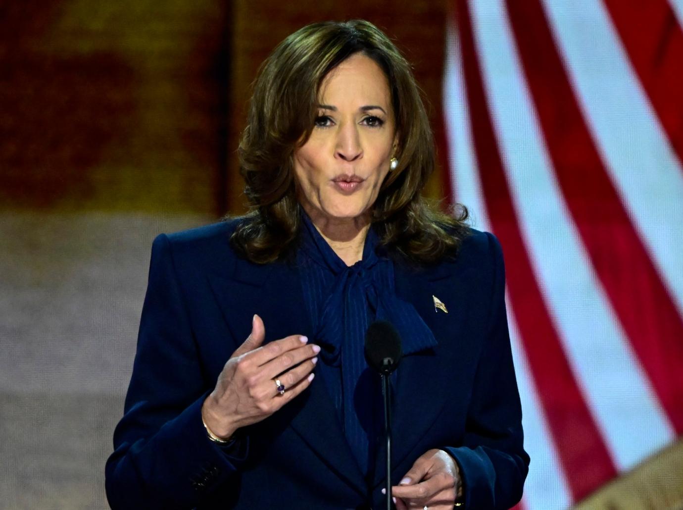 kamala harris earns praise handled heckler donald trump watch