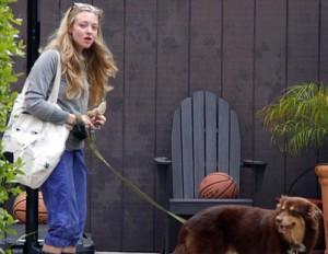 2010__05__Amanda_Seyfried_May18main 300×232.jpg