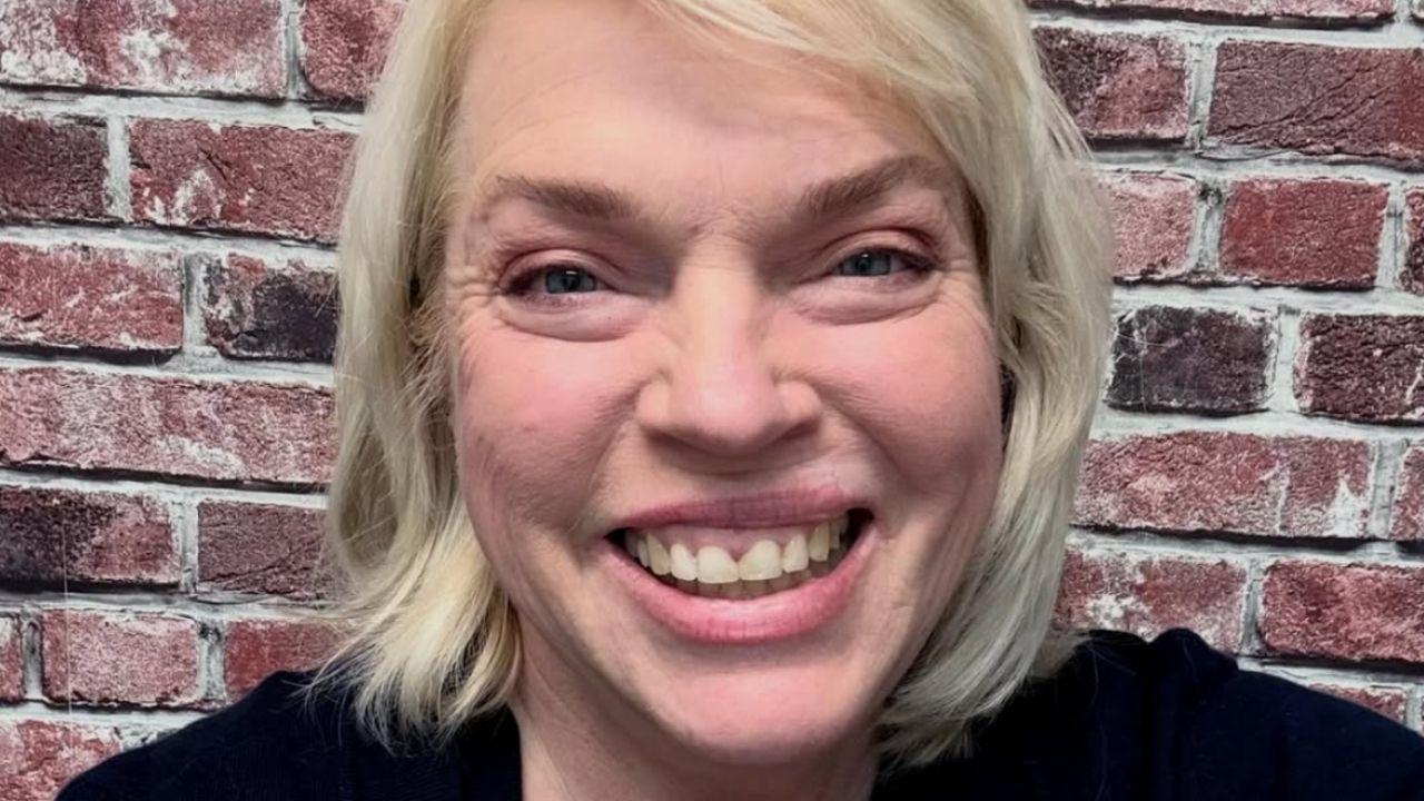 Image of Janelle Brown reflected on a past version of herself as well as her previous relationship dynamic.