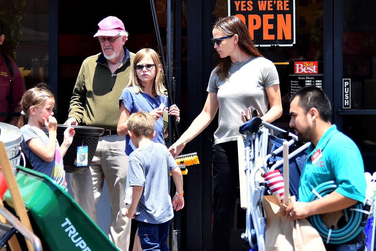 Jennifer Garner stocks up for the 4th of July at the Hardware Store