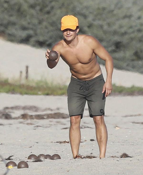 Orlando bloom shirtless beach photos 02 088