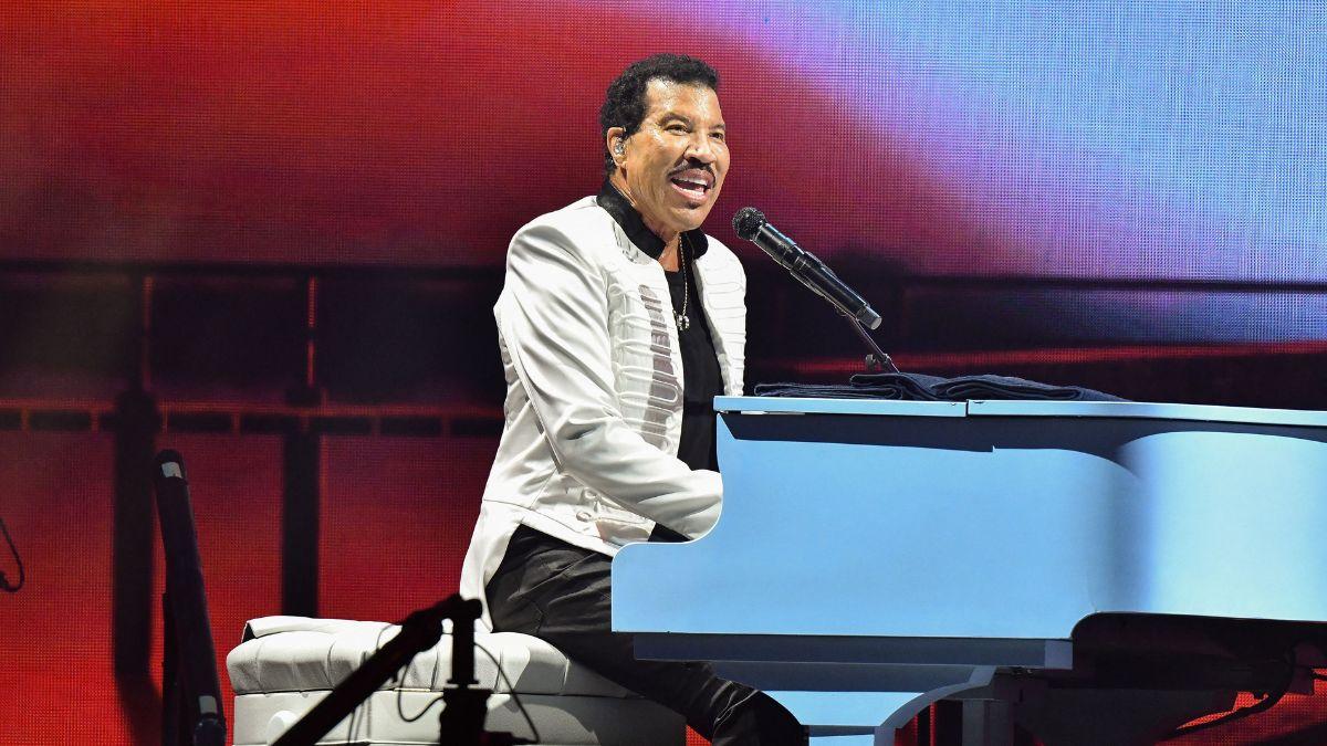 Lionel Richie Hospitalized After Falling Ill, Exiting Stage Mid-Concert