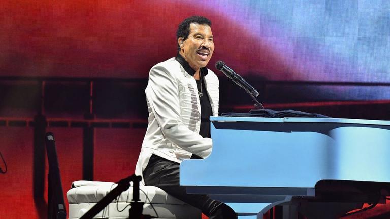 Lionel Richie Hospitalized After Falling Ill, Exiting Stage Mid-Concert