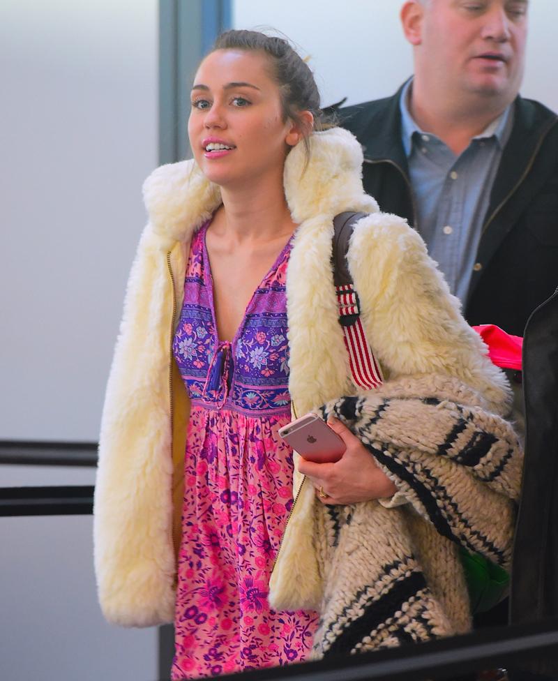 miley cyrus liam hemsworth engaged back together