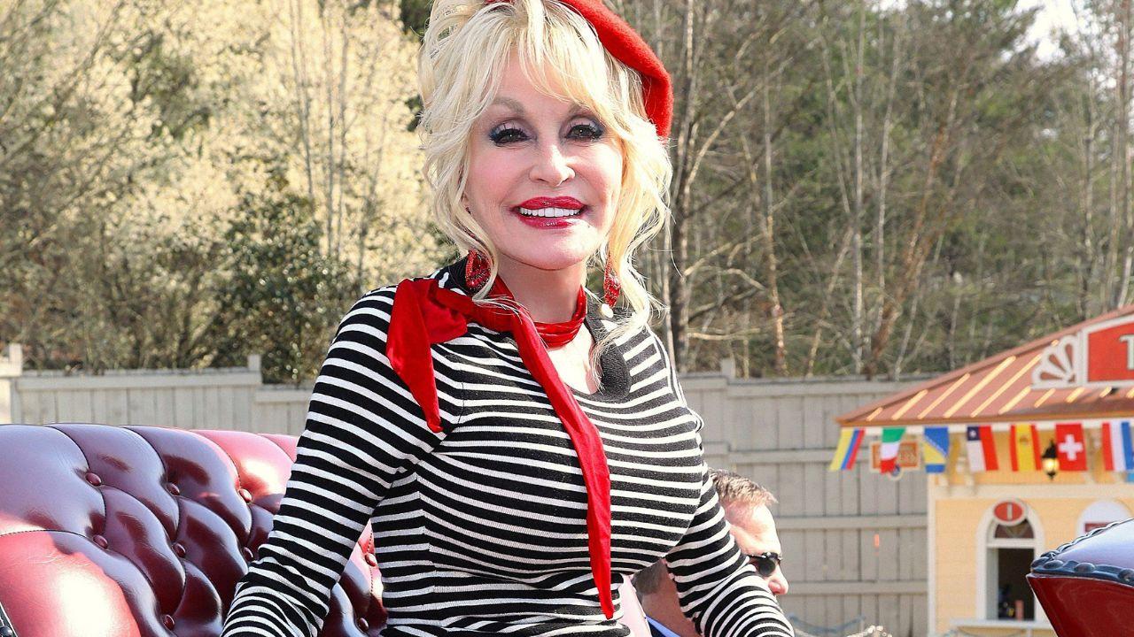 An image of Dolly Parton on a carriage.