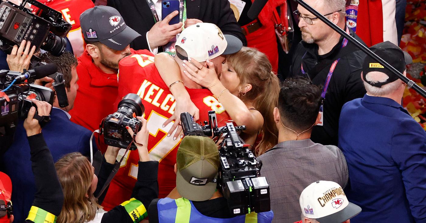 travis kelce taylor swift widly in love