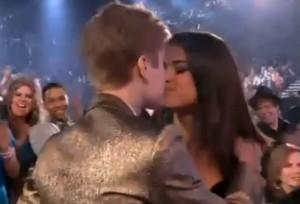 2011__05__Justin_Bieber_Selena_Gomez_May23newsnea 300×204.jpg