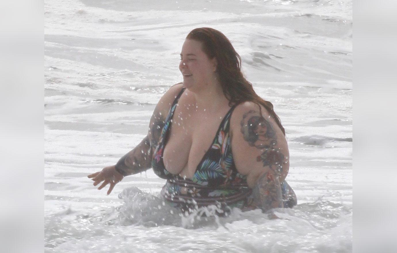 Tess Holliday shuts down cruel bodyshamers with skimpy beach pics - Heart