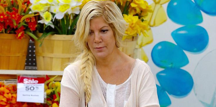 Exclusive&#8230; Tori Spelling Out Shopping For Birthday Supplies