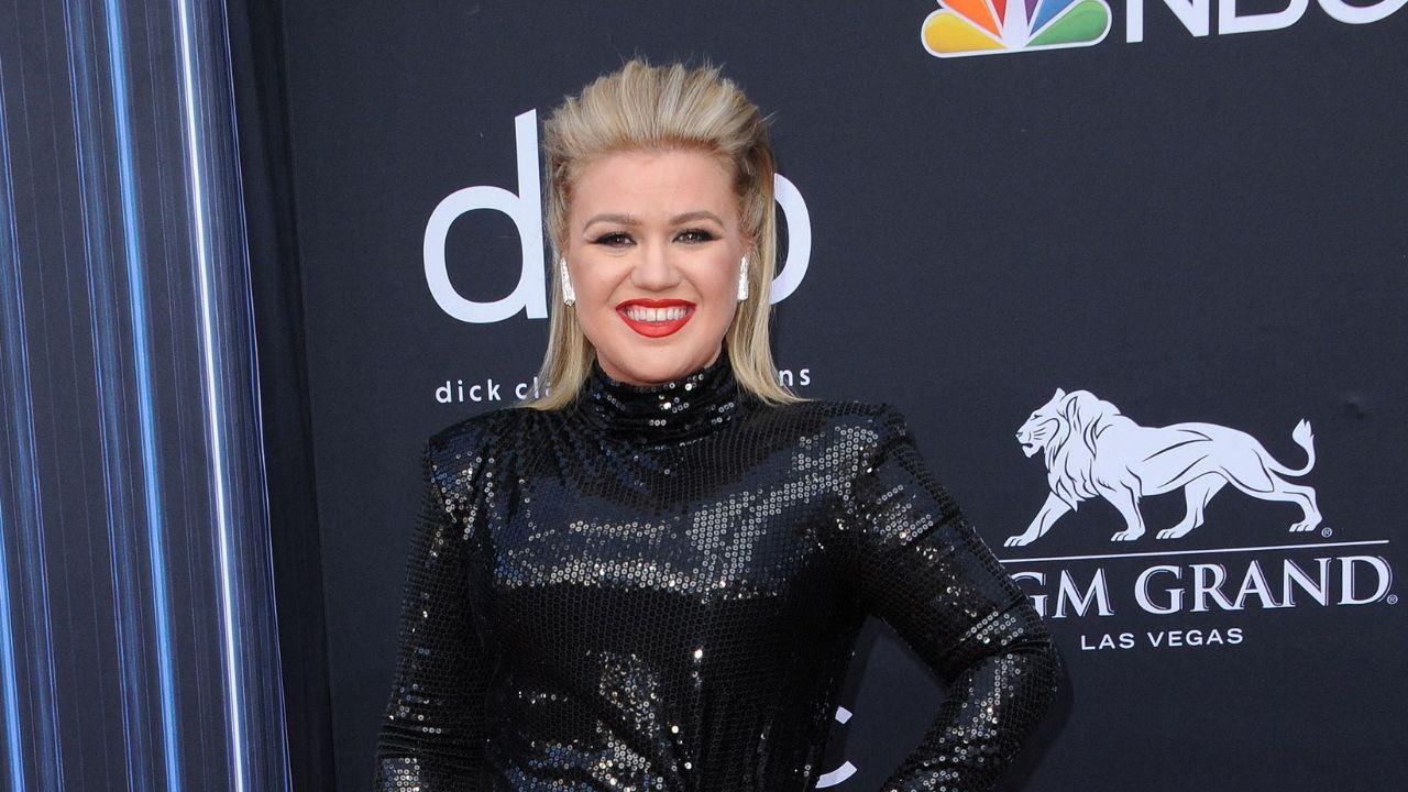 image of Kelly Clarkson said she felt judged during her visit to Art of Play while attempting to purchase an item from the store.