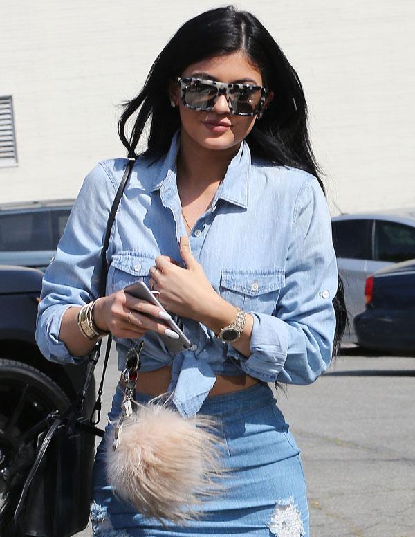 Kylie jenner dyes hair aquamarine blue 02