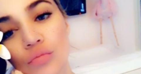 Khloe kardashian sings lullaby to baby true