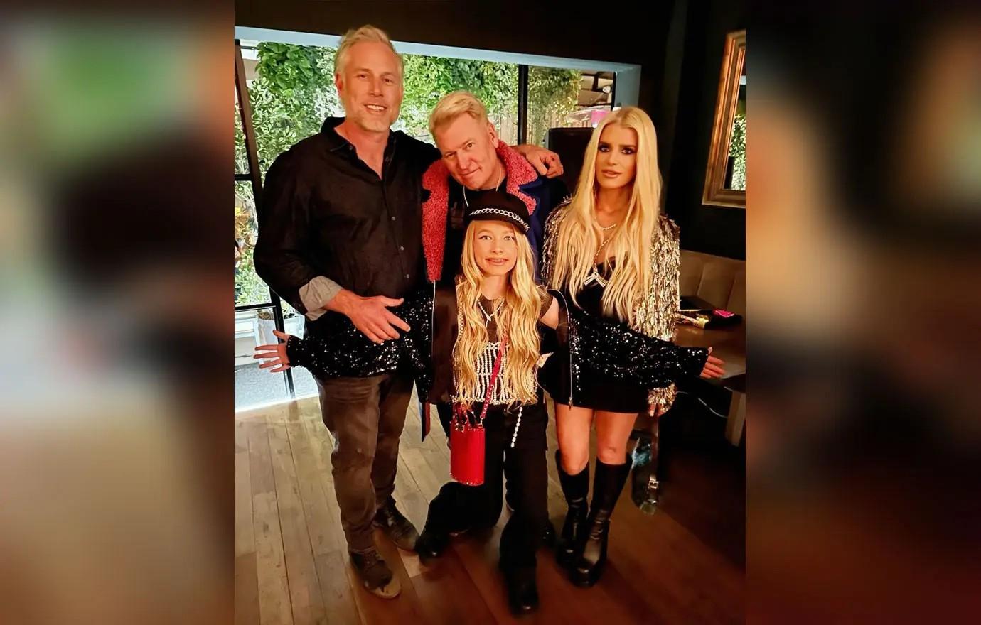 Amigos de Jessica Simpson estão preocupados com perda excessiva de